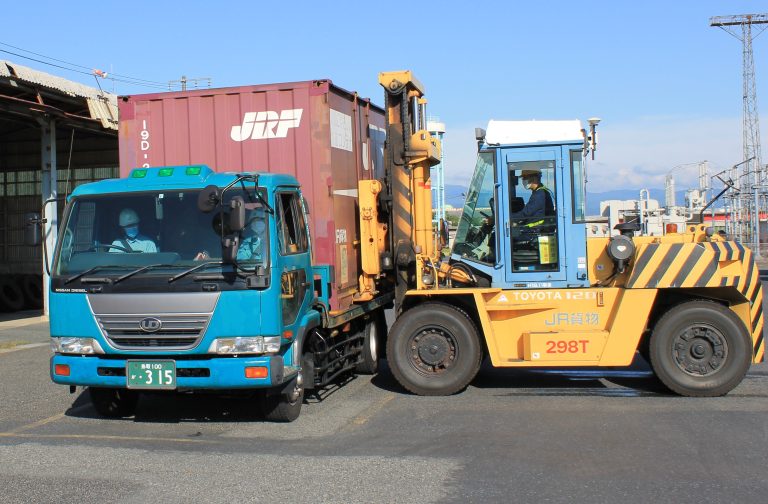 コンテナ運搬車